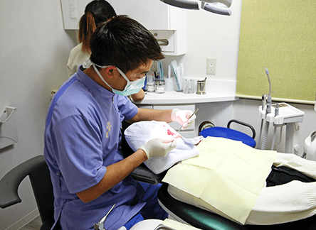 視診で口腔内を確認します